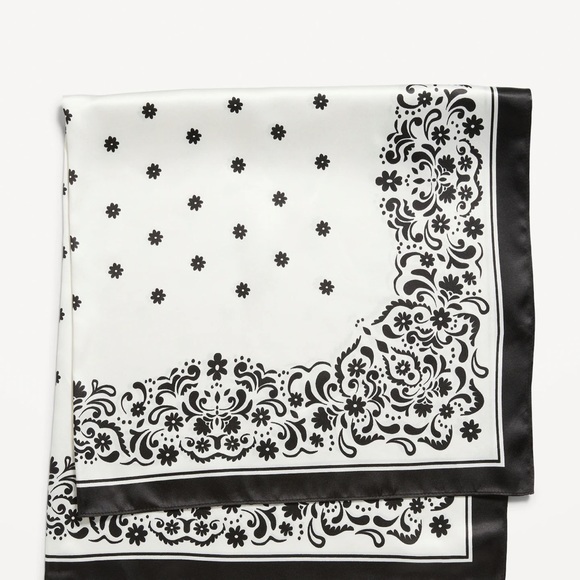 NWT OLD NAVY Printed Bandana-Scarf Color: Cream - Picture 2 of 3